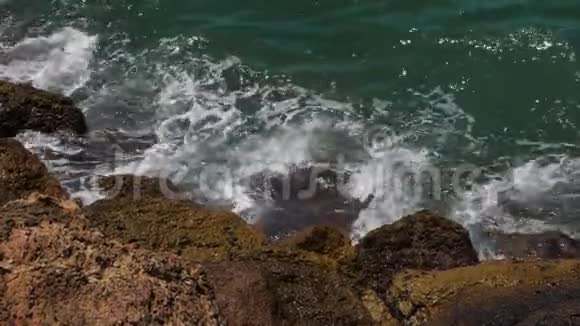 海浪和泡沫靠近海岸的石头缓慢的运动视频的预览图