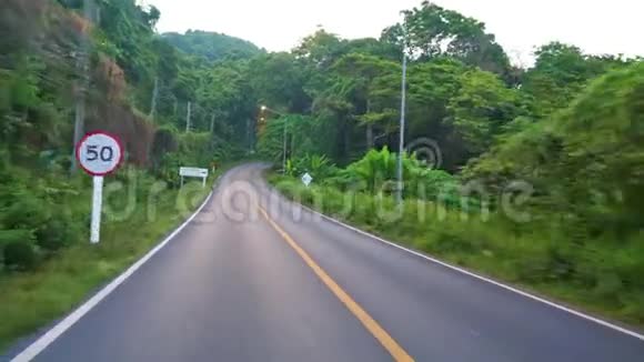 沿着热带的沥青路骑马在亚洲乘汽车和摩托车旅行热带岛屿视频的预览图