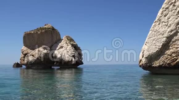 水上面的大石头海边的大岩石视频的预览图