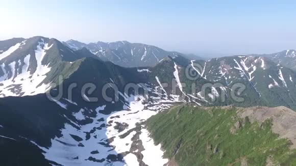 蓝色的水在山上的湖堪察加航空景观视频的预览图