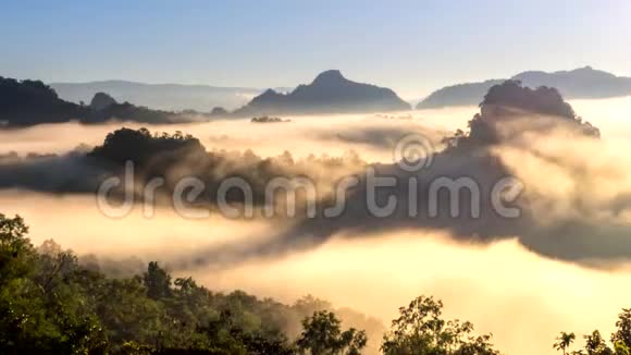 时间流逝视频4k美丽的风景与薄雾的早晨日出视频的预览图