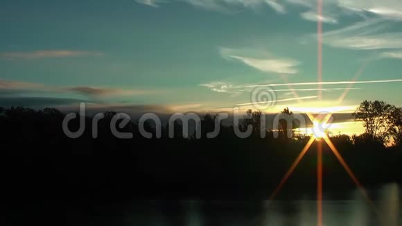 森林后面的日出湖中的倒影视频的预览图