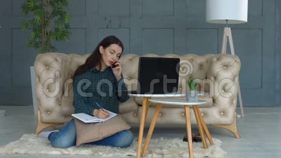忙碌的年轻自由职业女性在家里工作视频的预览图