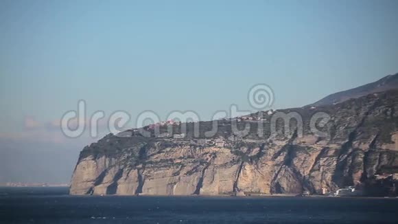 悬崖和大海的景色视频的预览图