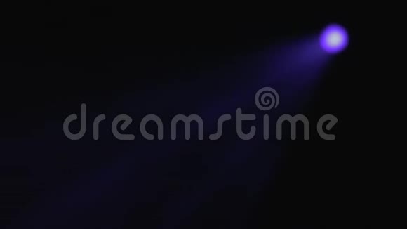 舞台灯光蓝色明亮的舞台灯光闪烁库存带有烟雾的抽象蓝斑灯视频的预览图