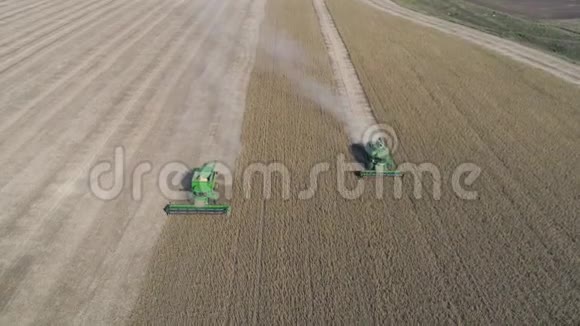 大豆田绿色鸟瞰图结合收割期间在大型农业用地上的工作视频的预览图
