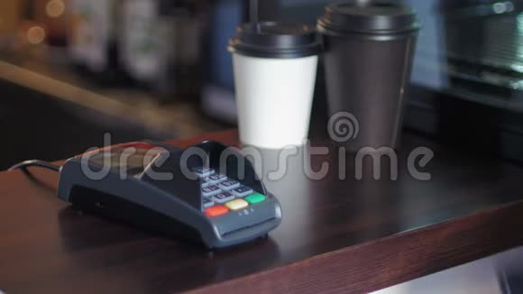 咖啡馆里年轻人的慢动作是通过使用智能手机和终端来付出代价的视频的预览图