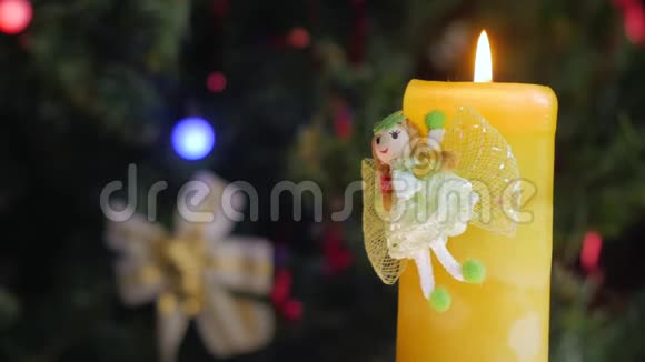 点燃黄色的圣诞蜡烛视频的预览图