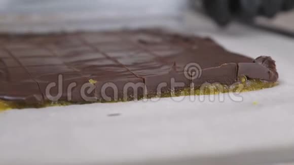 用刀切巧克力蜜饯用杏子切馅视频的预览图