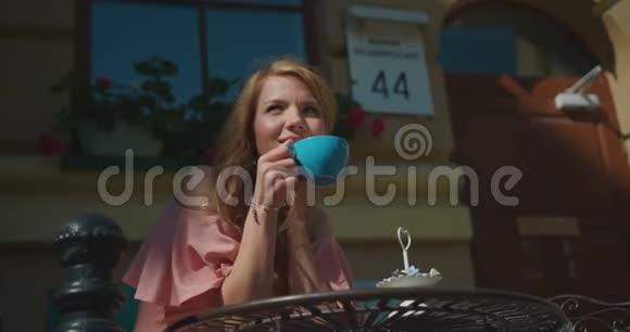 美丽的快乐女孩的肖像金发自然化妆喝咖啡享受阳光明媚的一天视频的预览图