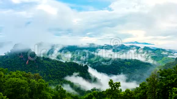 时间流逝视频4k美丽的风景与薄雾的早晨日出和山景视频的预览图