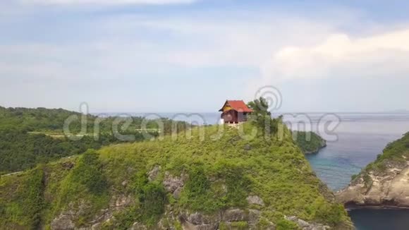 空中飞行飞越悬崖上的小木屋到印度尼西亚努沙佩尼达的惊人的阿图海滩4K视频的预览图