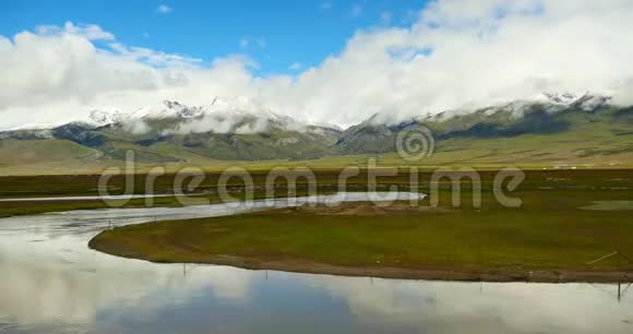 4k时间推移云团滚滚翻越西藏山江河流淌草原视频的预览图