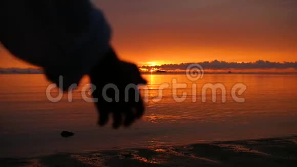 日落时分一家人牵着手在海滩上朝大海跑去视频的预览图