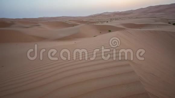 阿联酋黎明时美丽的RubalKhali沙漠视频的预览图