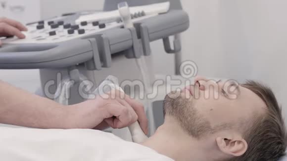 在甲状腺超声诊断过程中躺着的人视频的预览图