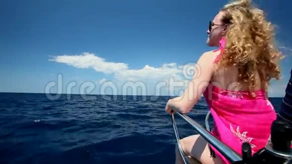 坐在帆船船头欣赏海景的女人视频的预览图
