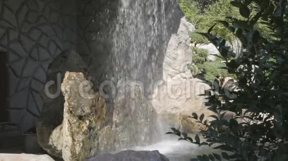 风景优美的公园里美丽的瀑布水顺着石头流下来视频的预览图