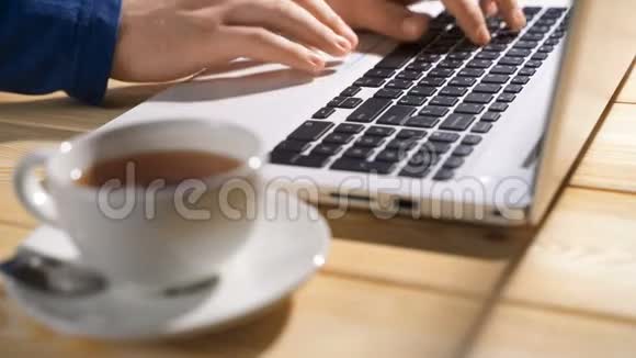 手提键盘近距离拍摄使用笔记本电脑轨迹板滚动网站的人视频的预览图