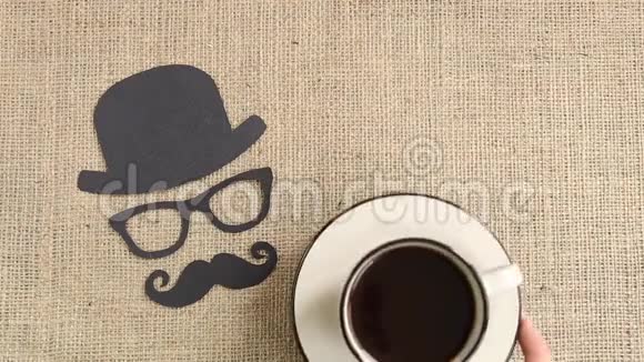 男性剪影图案有胡子眼镜和帽子背景上有一杯咖啡视频的预览图