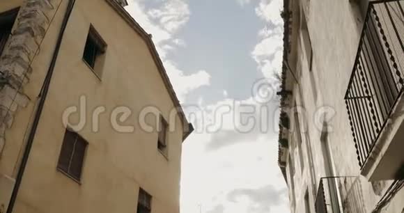 贝萨鲁吉罗纳西班牙旧城区窄街视频的预览图