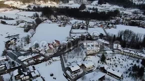 小山村被雪覆盖空中拍摄4k片视频的预览图