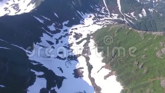 蓝色的水在山上的湖堪察加航空景观视频的预览图