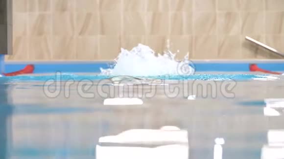 慢动作自由泳泳池游泳视频的预览图
