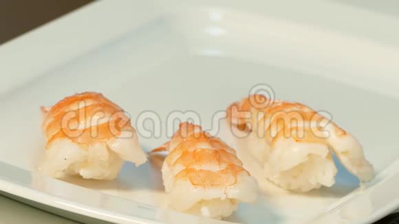 把寿司和虾放在盘子里视频的预览图