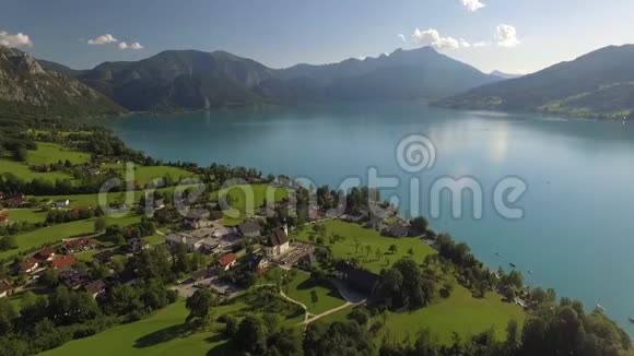 鸟瞰Attersee湖靠近奥地利上奥地利Steinbach视频的预览图