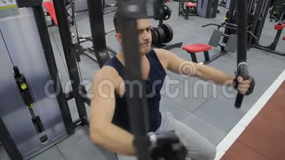 运动男子正在运动健身器上视频的预览图