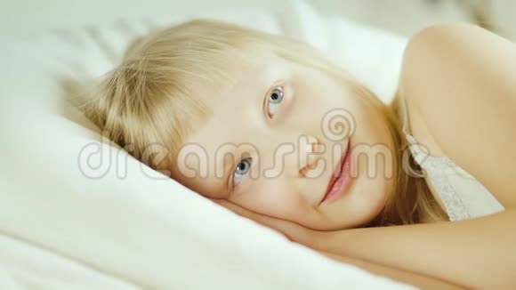 小女孩用电子温度计测量孩子躺在床上4k视频视频的预览图