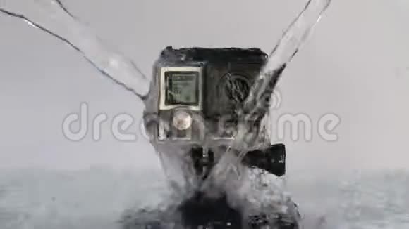乌克兰顿涅茨克2018年5月11日水正倾泻在动作摄像机上视频的预览图