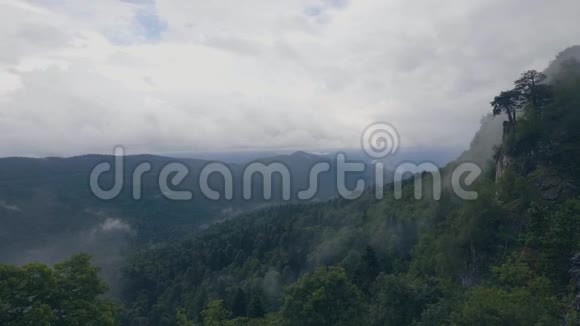 青山和天空中的云彩山峰山谷和薄雾视频的预览图