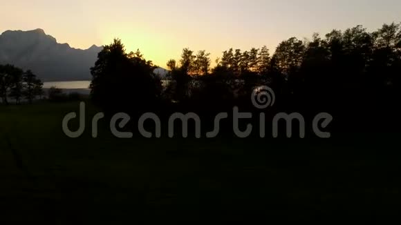 奥地利蒙德湖日落的鸟瞰图视频的预览图