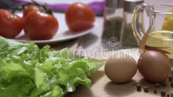 新鲜的饮食成分和低卡路里场景樱桃番茄甜椒健康饮食蔬菜表视频的预览图