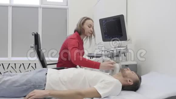 男性患者甲状腺诊断超声检查医生视频的预览图