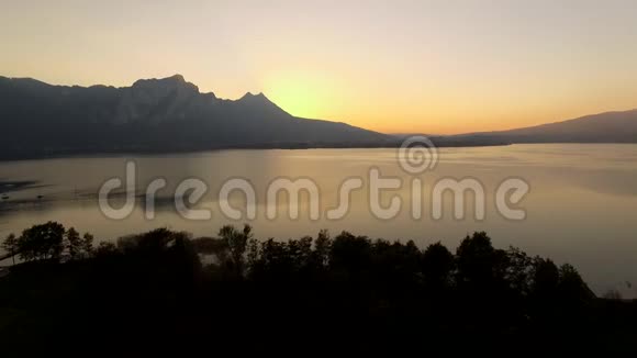 奥地利蒙德湖日落的鸟瞰图视频的预览图
