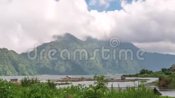 时间推移云在山和巴图尔湖上快速运行4K印度尼西亚巴厘岛视频的预览图