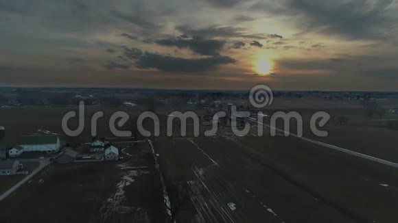 亚米什农场的土地在日落的暴风雨冬季被一个医生看到视频的预览图