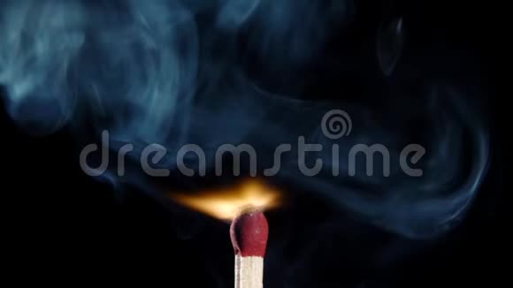 匹配点燃和燃烧火焰慢动作黑色背景视频的预览图
