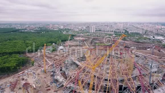 无人机正在大面积的体育场上空飞行展现了现代城市全景视频的预览图