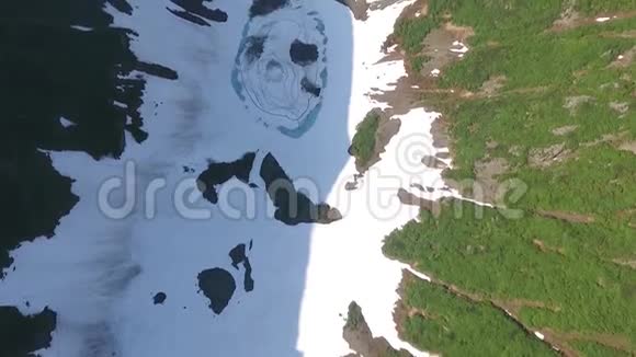 蓝色的水在山上的湖堪察加航空景观视频的预览图