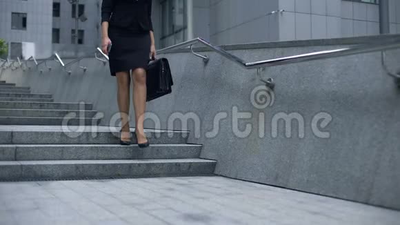 穿商务服的女士从办公中心下楼工作日结束视频的预览图