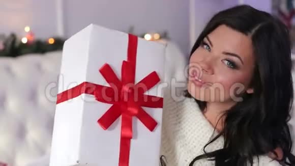 早上坐在床上的女孩带着圣诞礼物视频的预览图