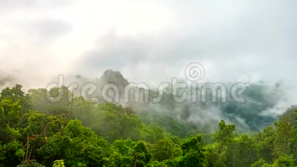 时间流逝视频4k美丽的风景与薄雾的早晨日出和山景视频的预览图