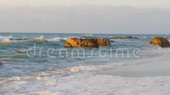 美丽的日落或海上日出巨大的强波撞击巨大的岩石海上风暴大浪在岩石上破碎视频的预览图