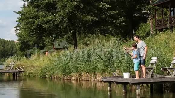 可爱的少年夏天在湖上钓鱼视频的预览图