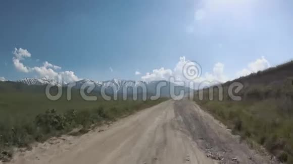 帕米尔公路穿越阿富汗乌兹别克斯坦塔吉克斯坦和吉尔吉斯斯坦的中亚国家视频的预览图
