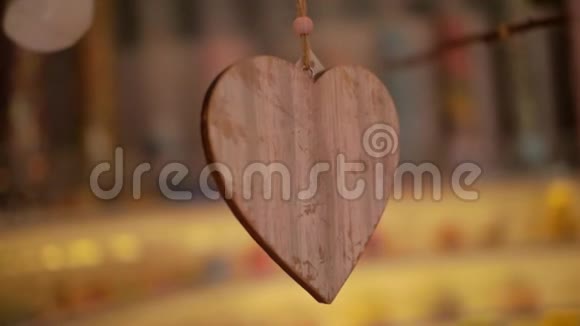 一颗木头的心就像装饰视频的预览图